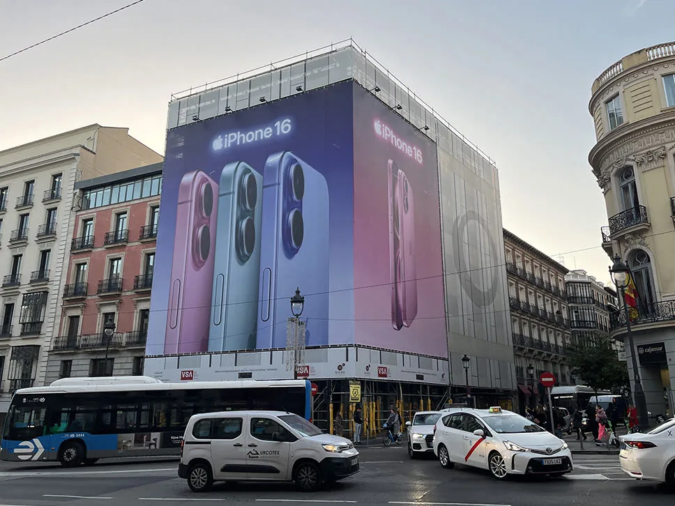 Apple iPhone 16 urban placement