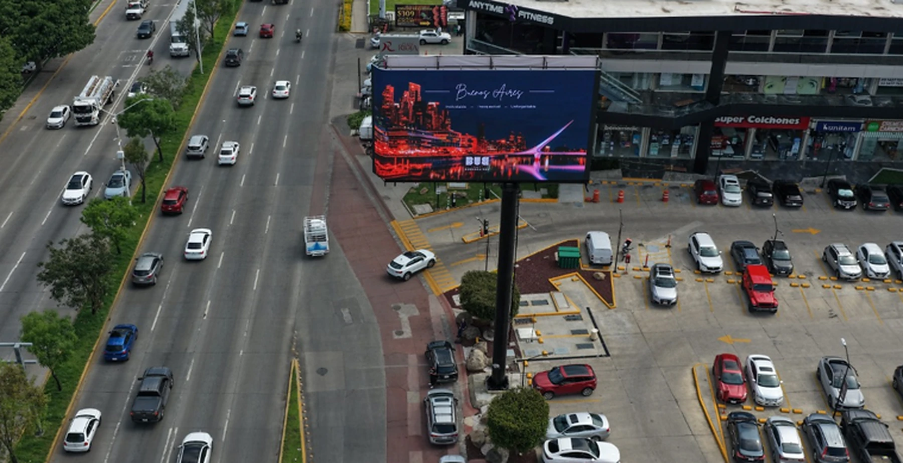 LED screen over the mall district, Guadalajara